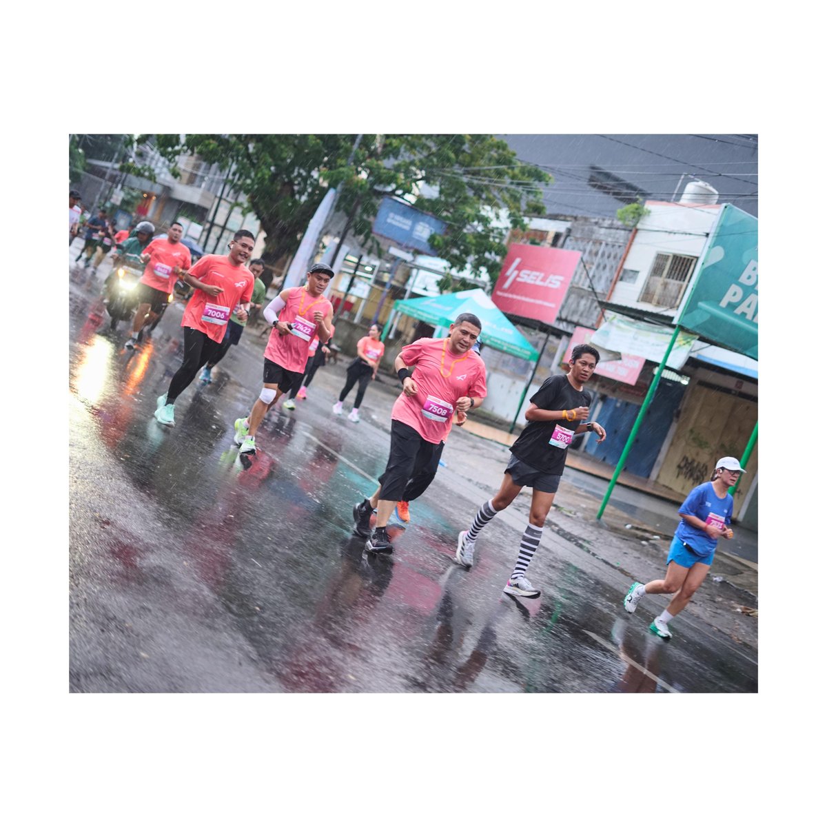 munafri_arfdn's tweet photo. Finish 10K di ajang Makassar Half Marathon pagi tadi di Anjungan Pantai Losari Makassar.
Meski sepanjang race diguyur hujan tapi tetap terus semangat.
Finish Strong, Beyond The Miles 🔥👍🏻

#makassarhalfmarathon #munafriarifuddin #ma1 #makassar https://t.co/HFkbjH6X9U