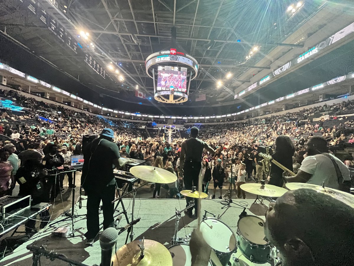 Tommyphyll_'s tweet photo. GOD IS THE GREATEST 
#TOMMYPHYLL #HALFTIMESHOW 
#winnipegseabears #areana #afrobeats https://t.co/8A9CnBJiku