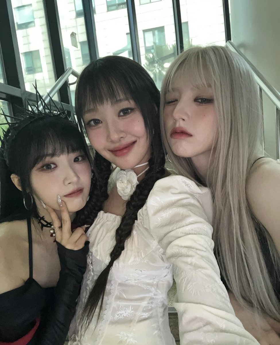 ㅤㅤ🌷 . . a warm reunion with Yves-unnie! thank you for participating with our debut, I really miss you.