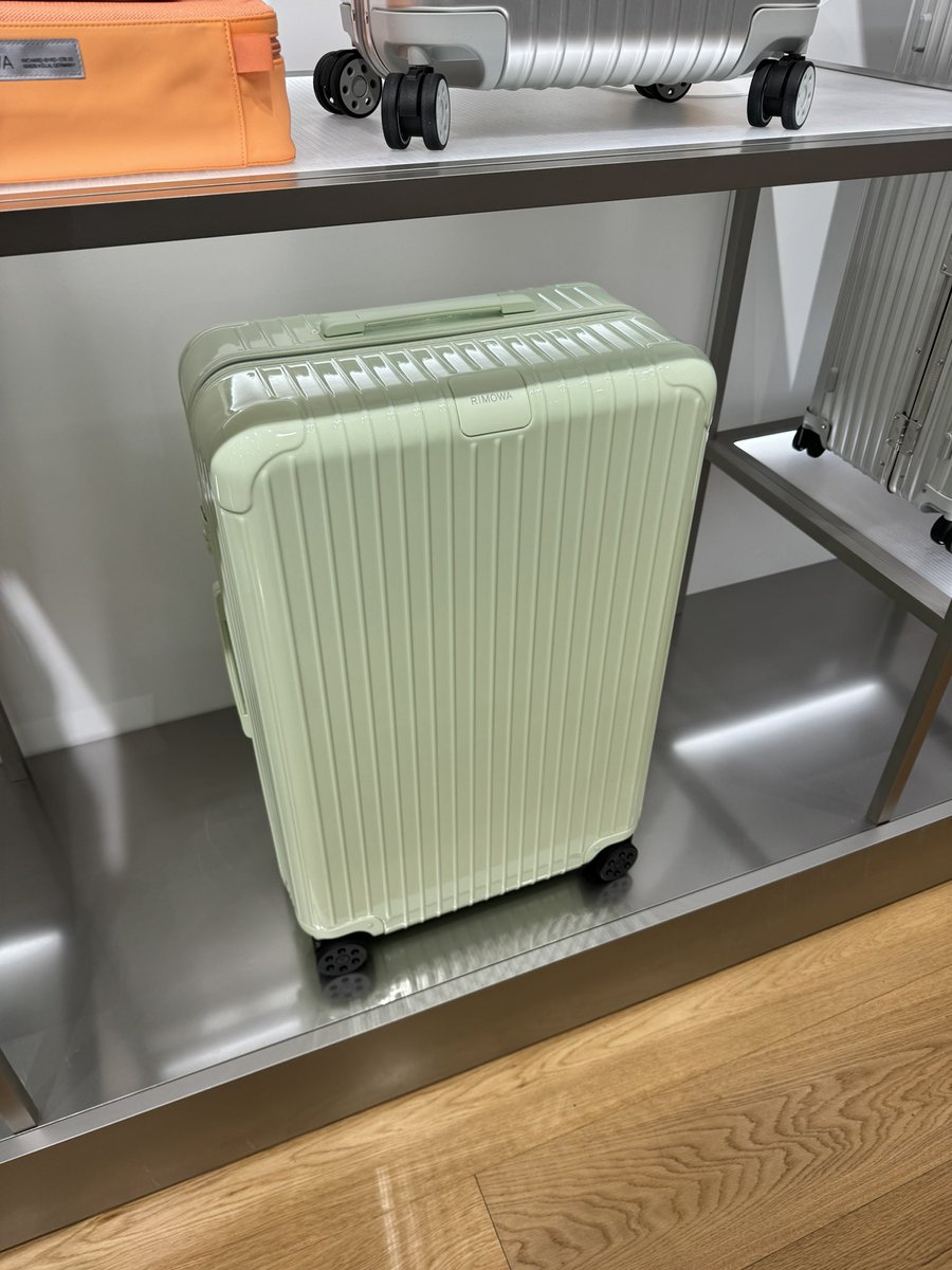 bibibi1348's tweet photo. RIMOWAパパイヤMにするかミントLにするか一生迷うなーパパイヤLがあってほしかったな https://t.co/Jq8LbgD8IH