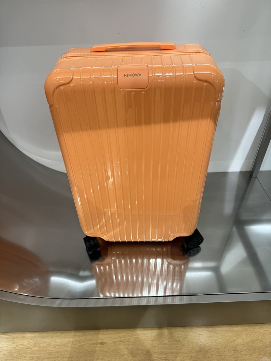 bibibi1348's tweet photo. RIMOWAパパイヤMにするかミントLにするか一生迷うなーパパイヤLがあってほしかったな https://t.co/Jq8LbgD8IH