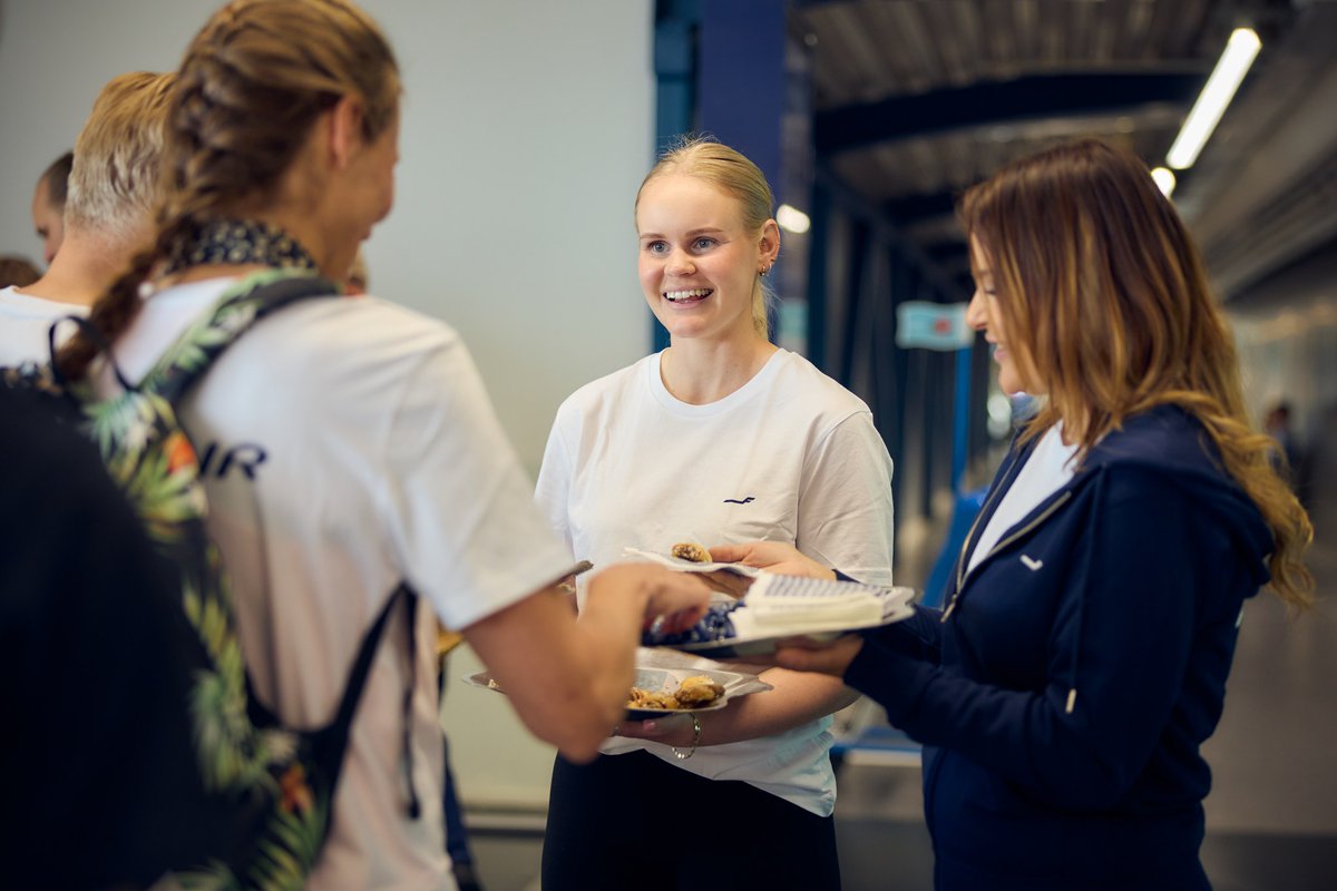 Finnair's tweet photo. It’s been 100 years since our first flight to Stockholm, Sweden. To celebrate this beautiful milestone, Finnair Singers and our flying pilot Mikael Konttinen delighted our customers by performing at Helsinki Airport and Stockholm Arlanda, and on selected flights yesterday. https://t.co/EmpcWvP25H