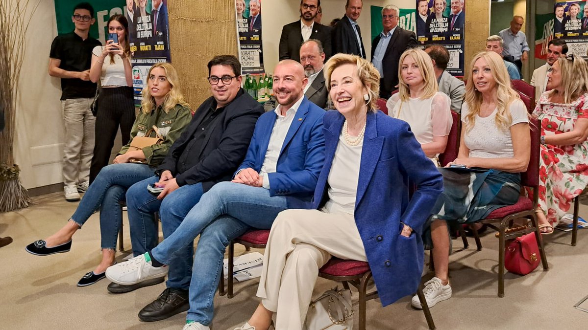 Bella serata a Vimercate con tanti amici di Forza Italia e i candidati sindaci a Lesmo, Muggiò e Albiate. Ho illustrato l'idea di Europa che vogliamo promuovere con Forza Italia e il Partito popolare europeo, a contatto con le imprese, le famiglie,  i territori. Proprio a