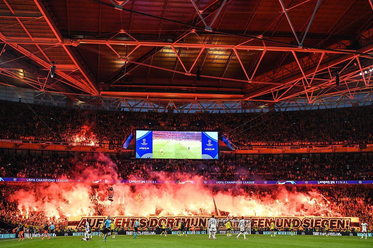 Ver esto es una final de Champions, con todas las prohibiciones que hay, es algo increíble y al alcance de pocas aficiones.

Veremos la sanción de la UEFA cual es pero vaya golazo les metieron ayer los del Borussia Dortmund.