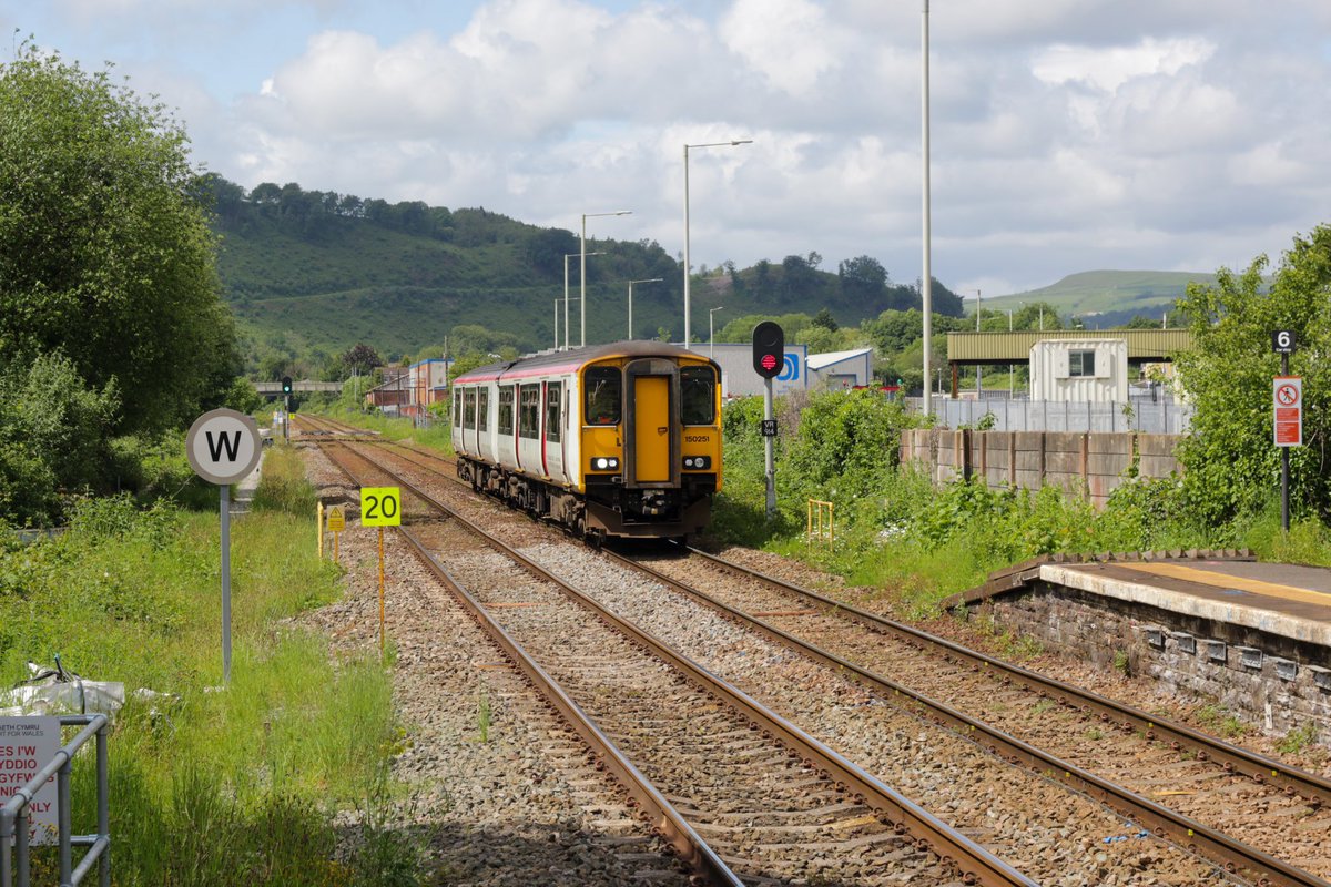 Buzz37295's tweet photo. #SundaySignal VR914 at Taffs Well. 150251 works the Bank Holiday Monday 2Y57 1408 Merthyr Tydfil to Barry Island 27.5.2024 ©️ NH https://t.co/J8EvAWmKyk