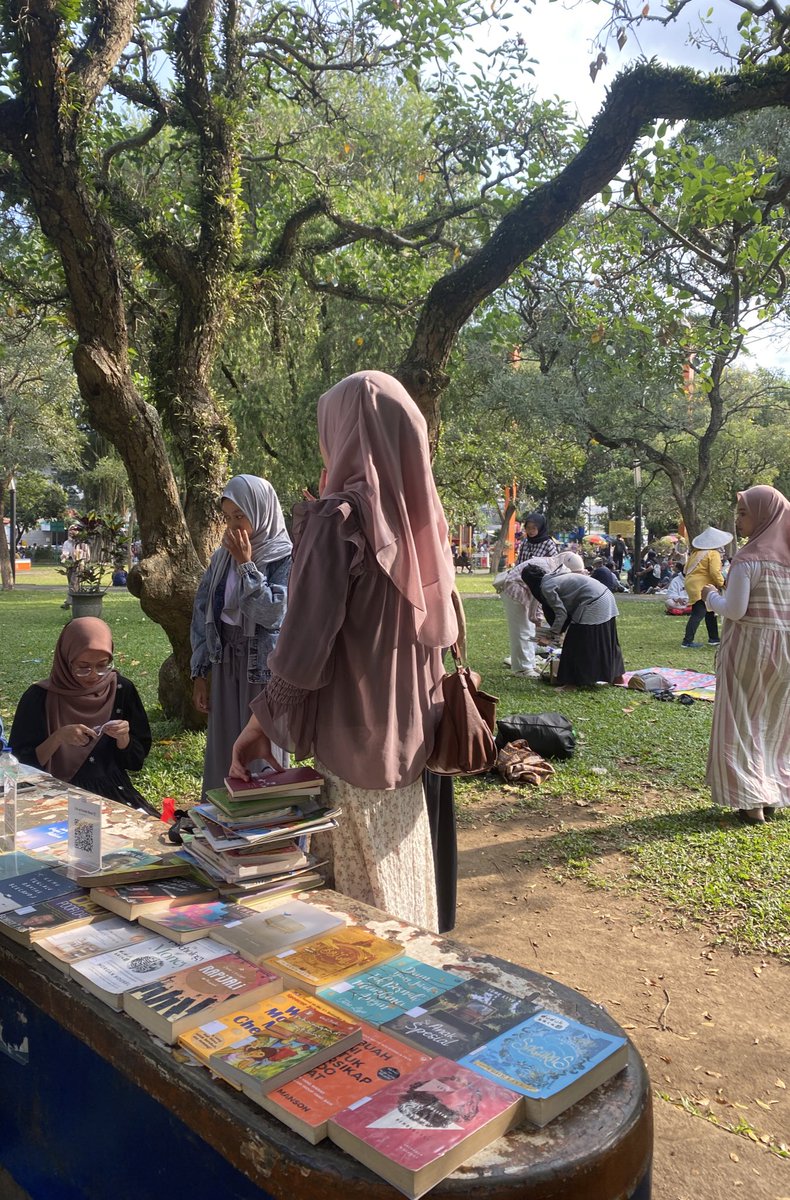 dudukbaca's tweet photo. Hola fellas! Siapa nih yang mau ikut bergabung di lapak dudukbaca minggu ini?
Dudukbaca sekarang sudah ada di Alun-Alun Malang, jam 15.00 - 17.00 sore yaa!!๐คฉ๐ฅณ
Ditunggu kehadiran para Bacawan ๐
#lapakbaca #booktalk #harbuknas https://t.co/fRWujQSiMr