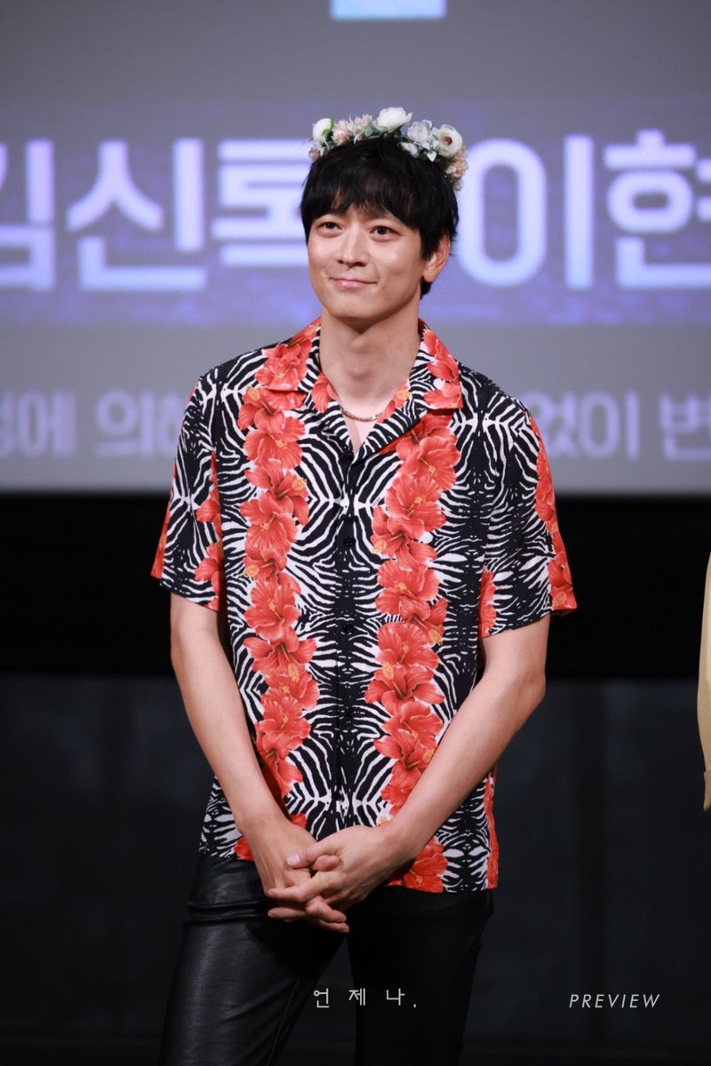 5관에서 퇴장할때 받은 화관 
6관에 쓰고 들어오심 🥰🥰🥰

240602 설계자 무대인사 프리뷰 #강동원