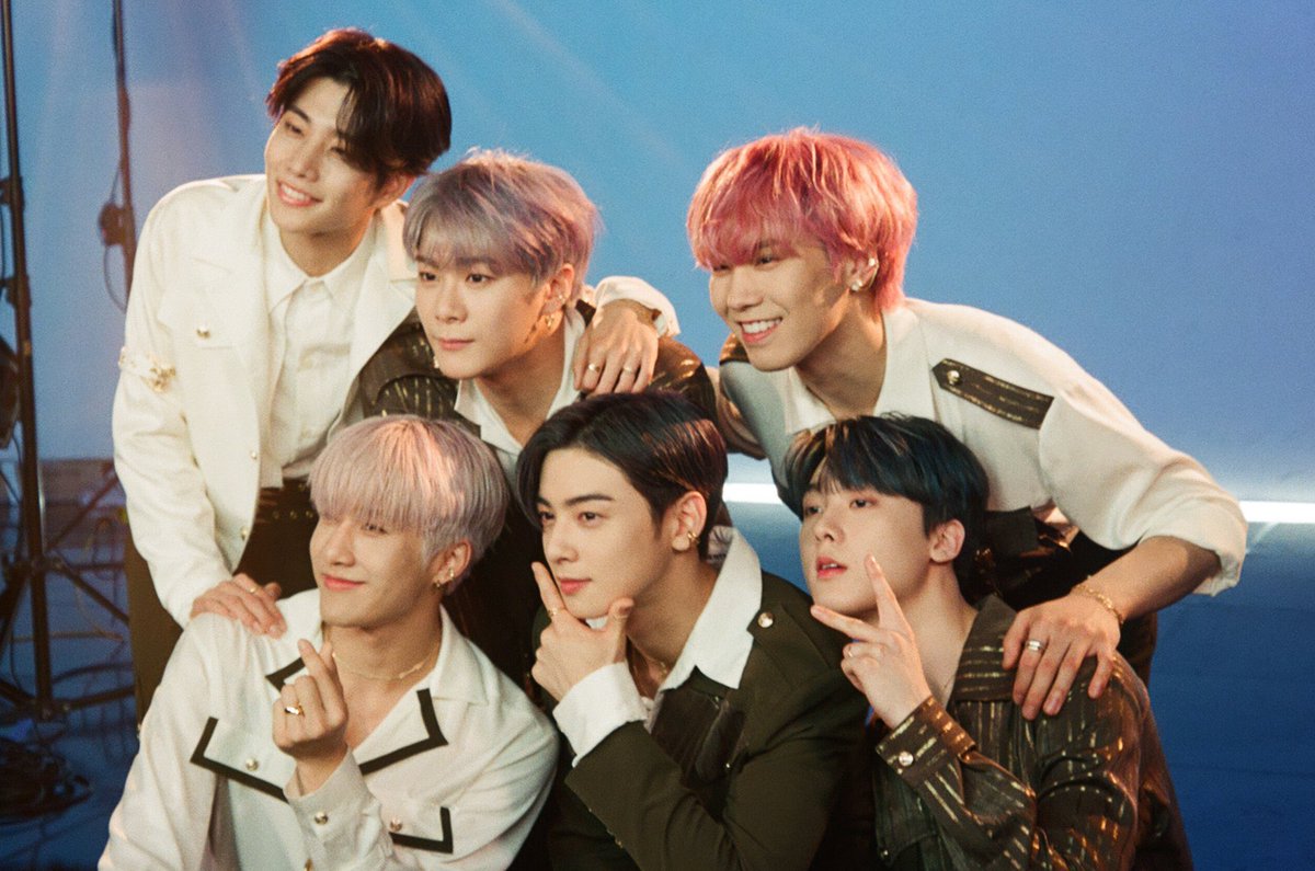 aroharoxy's tweet photo. have you ever seen a group of friends this gorgeous… https://t.co/hzS9BtCTsl