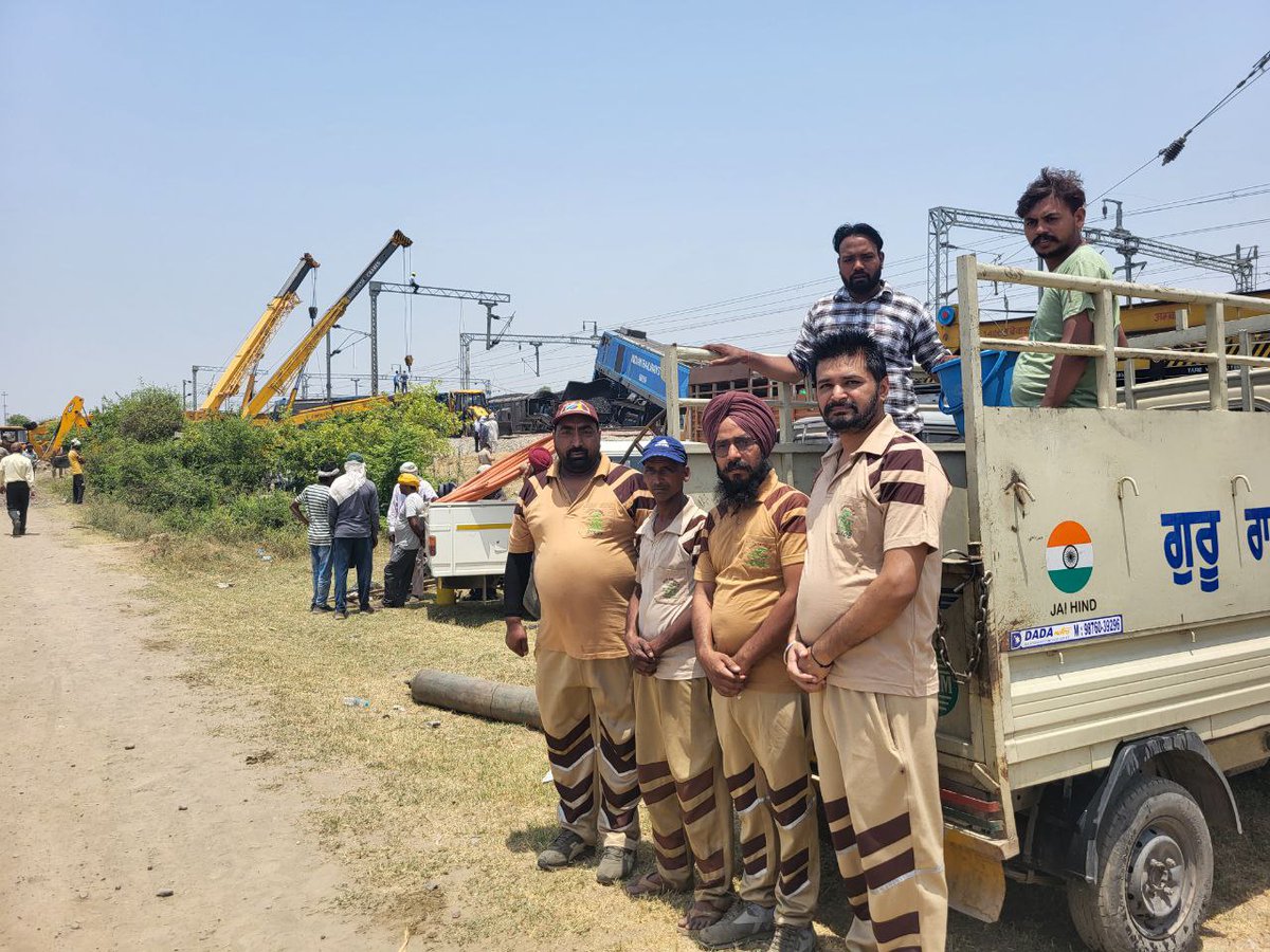 mr_jaikumar97's tweet photo. After the tragic train accident in Sirhind, Punjab, Shah Satnam Ji Green-S Welfare Force Wing volunteers from Dera Sacha Sauda swiftly aided victims, exemplifying true service to humanity. #WelfareByDSS #TrainAccident #ServiceForHumanity #RamRahim https://t.co/PU2iFqRmv2