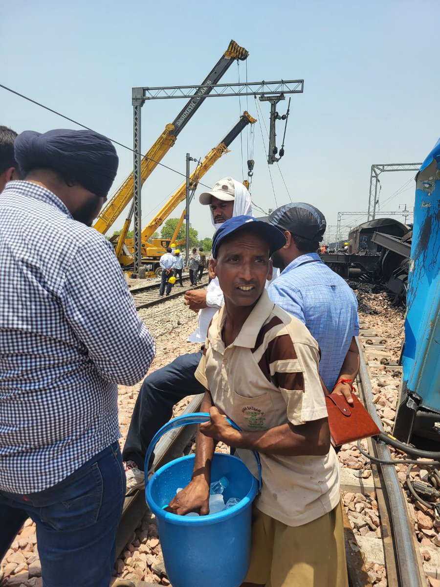 mr_jaikumar97's tweet photo. After the tragic train accident in Sirhind, Punjab, Shah Satnam Ji Green-S Welfare Force Wing volunteers from Dera Sacha Sauda swiftly aided victims, exemplifying true service to humanity. #WelfareByDSS #TrainAccident #ServiceForHumanity #RamRahim https://t.co/PU2iFqRmv2