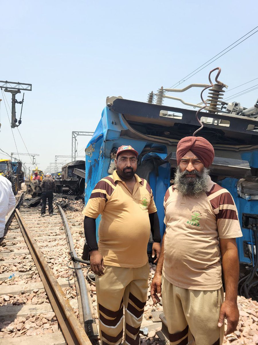 mr_jaikumar97's tweet photo. After the tragic train accident in Sirhind, Punjab, Shah Satnam Ji Green-S Welfare Force Wing volunteers from Dera Sacha Sauda swiftly aided victims, exemplifying true service to humanity. #WelfareByDSS #TrainAccident #ServiceForHumanity #RamRahim https://t.co/PU2iFqRmv2
