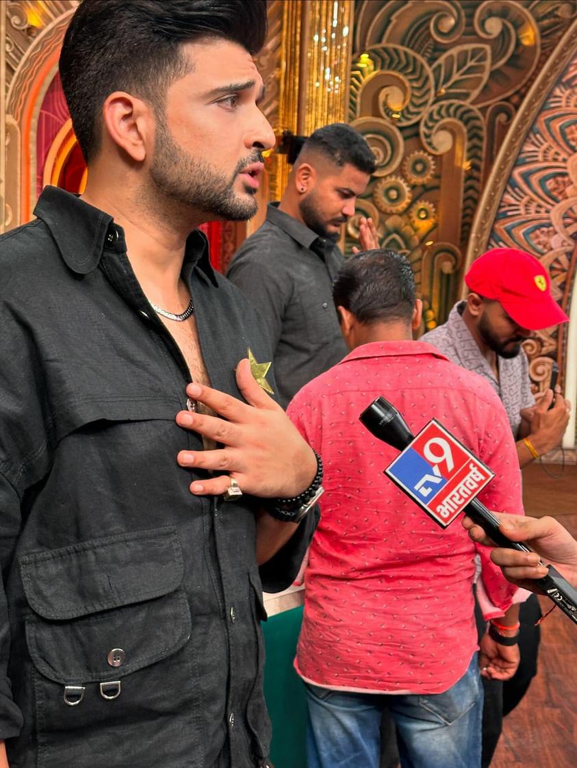 Karan :-Trying to explain to the media exactly what I’m doing on #LaughterChefs I don’t think they were convinced 🫣
Share on his broadcast.. 
#karankundrra #tejran