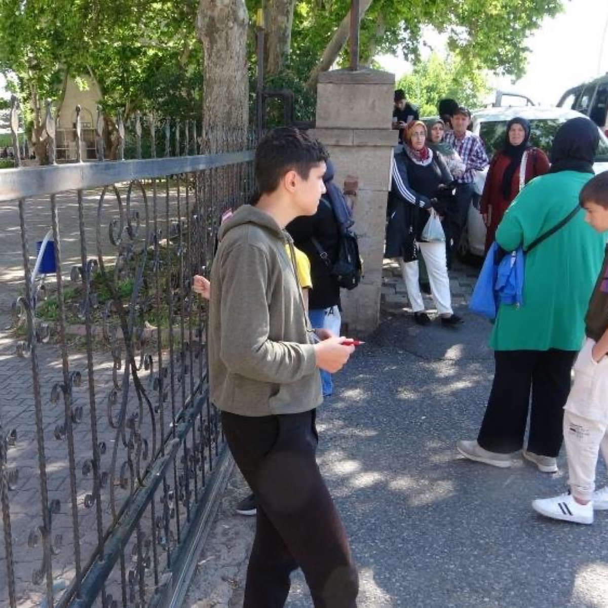 solcugazete's tweet photo. Kayseri’de LGS’ye 1 dakika geç kalan öğrenci sınava alınmadı. https://t.co/CuguWjOxvx