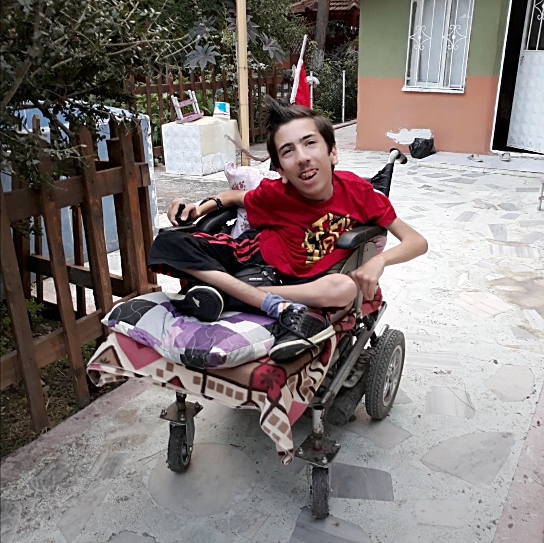 fitnatmurat's tweet photo. Nazik olun çünkü karşılaştığınız herkes farkında olmadığınız zorlukla mücadele ediyo bedenimde avuç içi kadar bi can var avuç içi kadar o canda bi kalp var dünya kadar hayat yaşadığın kadar belki büyük adam olamadım ama hayallerimdende vazgeçmedim engelliyim umut dagıtıyom işim🥰 https://t.co/cfSbl55ZeI