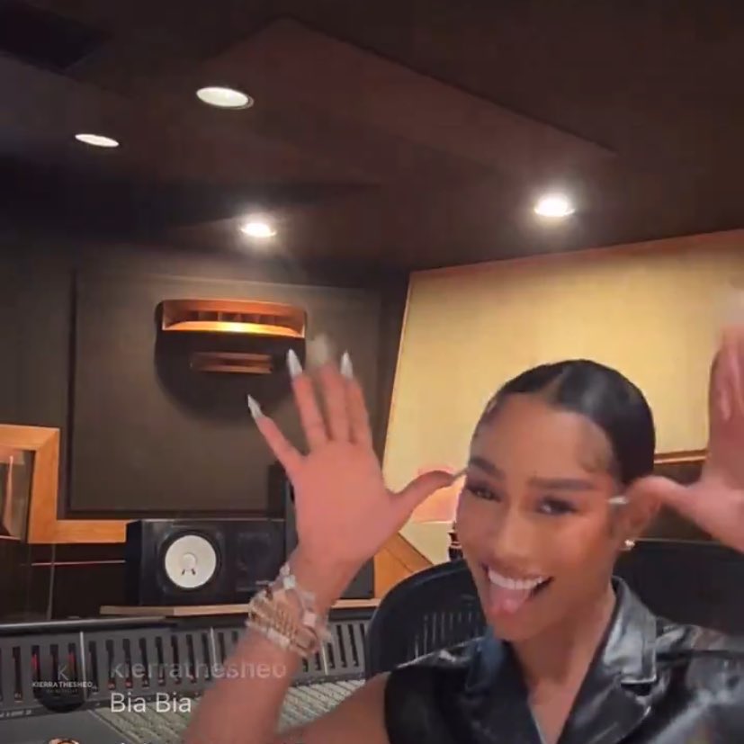 cardisring's tweet photo. how you preview a diss track doing the signature pose of said person… https://t.co/RBahiAFGzm