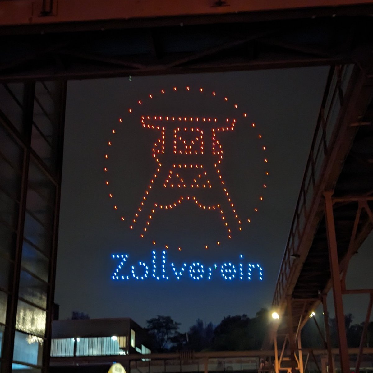 visitruhr's tweet photo. #extraschicht
#extraschicht24
#zollverein
#welterbe
#drohnen
#25jahreRIK https://t.co/3hrkzHnJa7