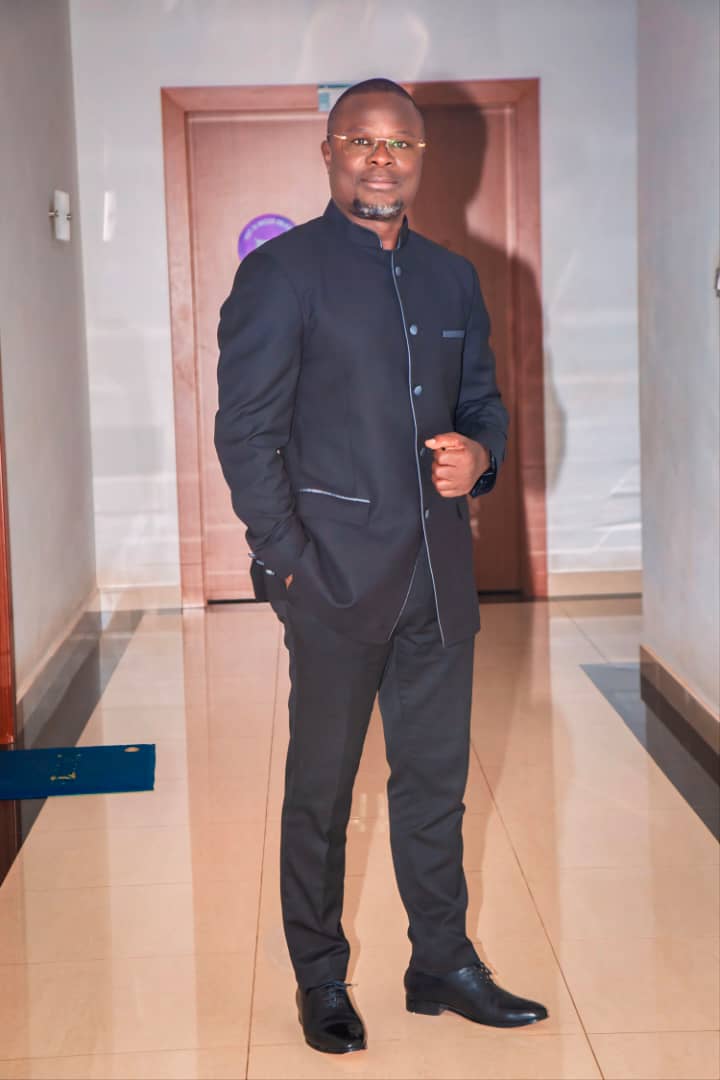 Il était une fois un généreux 02 juin,
Le cri de ma mère était suivi du mien,
Le Ciel m'offrait ainsi un destin,
Par chance je continue le chemin.