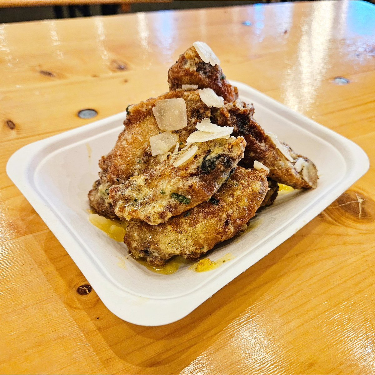 An excellent feed at Tiger Yard in Cardiff Bay last night. Guest trader St Amand Barbecue (former head chef of Hang Fire) was knocking out delicious St Louis ribs with a lovely tenderness and rich bark. Their garlic parmesan wings were absolutely belting too. #Cardiff