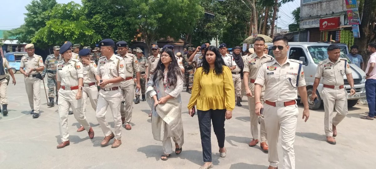 SPKhowai's tweet photo. Flag march is going on at Khowai Municipal Area under SP Khowai, DM Khowai accompanied with Addl. SP Khowai, SDPO Khowai, SDM Khowai, IPS (P), OC Khowai PS and staff of TSR/CRPF in c/w Counting Day, Lok Sabha Election 2024.
@ceotripura 
@tripura_cmo 
@Tripura_Police 
@dmkhowai https://t.co/8nc177iyGa