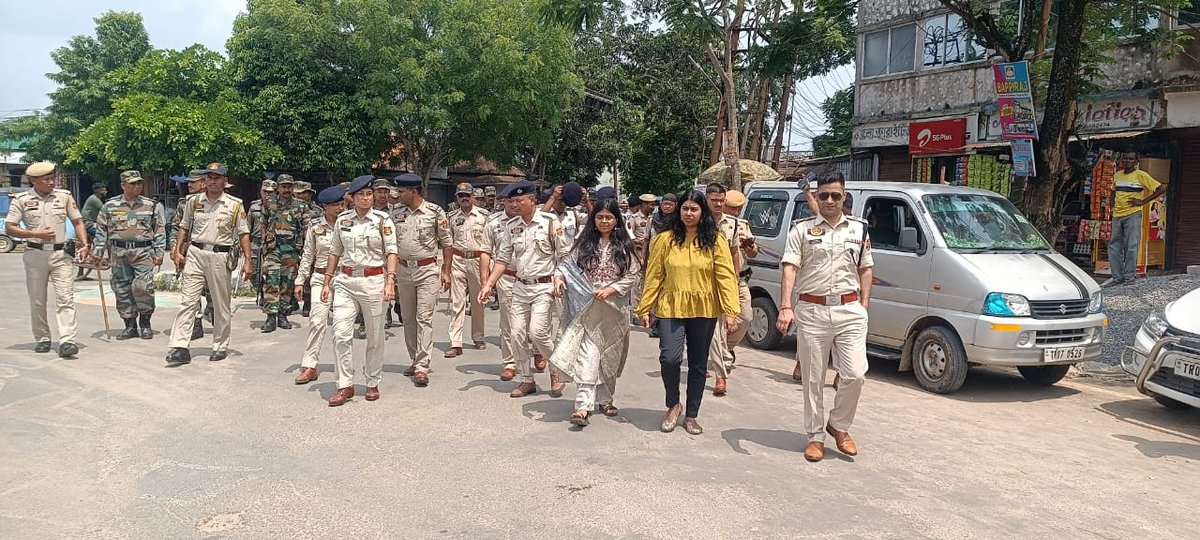 SPKhowai's tweet photo. Flag march is going on at Khowai Municipal Area under SP Khowai, DM Khowai accompanied with Addl. SP Khowai, SDPO Khowai, SDM Khowai, IPS (P), OC Khowai PS and staff of TSR/CRPF in c/w Counting Day, Lok Sabha Election 2024.
@ceotripura 
@tripura_cmo 
@Tripura_Police 
@dmkhowai https://t.co/8nc177iyGa