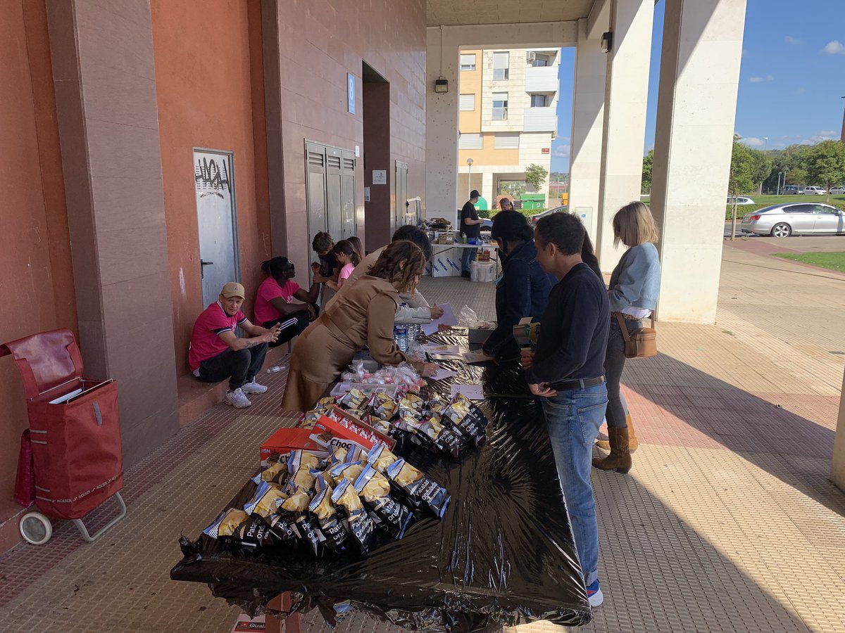 aavvloslirios's tweet photo. Gracias a todos por otra jornada estupenda en el barrio, sobre todo a las voluntarias, voluntarios y bodegas que la han hecho posible. https://t.co/n6yxBL4qN6