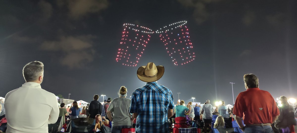 FadeAndBrains's tweet photo. @GulfCoastJam took these photos before @codyjohnson tonight. None of them are edited at all and they're pretty fucking sick. Right place right time. I don't know the guy in the hat but I got his number and sent them to him. CoJo rules. America Rules. https://t.co/Nhk6AZ4Ujc