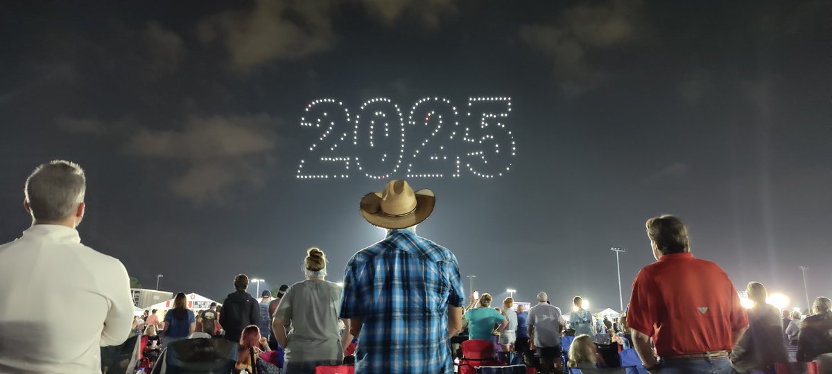 FadeAndBrains's tweet photo. @GulfCoastJam took these photos before @codyjohnson tonight. None of them are edited at all and they're pretty fucking sick. Right place right time. I don't know the guy in the hat but I got his number and sent them to him. CoJo rules. America Rules. https://t.co/Nhk6AZ4Ujc