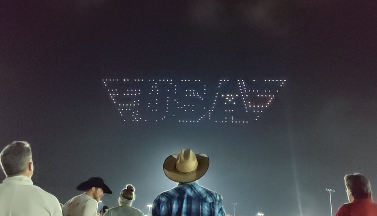 FadeAndBrains's tweet photo. @GulfCoastJam took these photos before @codyjohnson tonight. None of them are edited at all and they're pretty fucking sick. Right place right time. I don't know the guy in the hat but I got his number and sent them to him. CoJo rules. America Rules. https://t.co/Nhk6AZ4Ujc