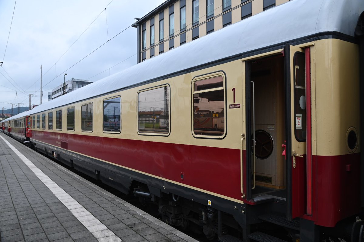 st_hennermann's tweet photo. Ein Traum geht in Erfüllung - Reise 1. Klasse mit dem TEE 340 und der 103 113-7 zum DB Sommerfest nach Koblenz. https://t.co/wbWeSR30XL