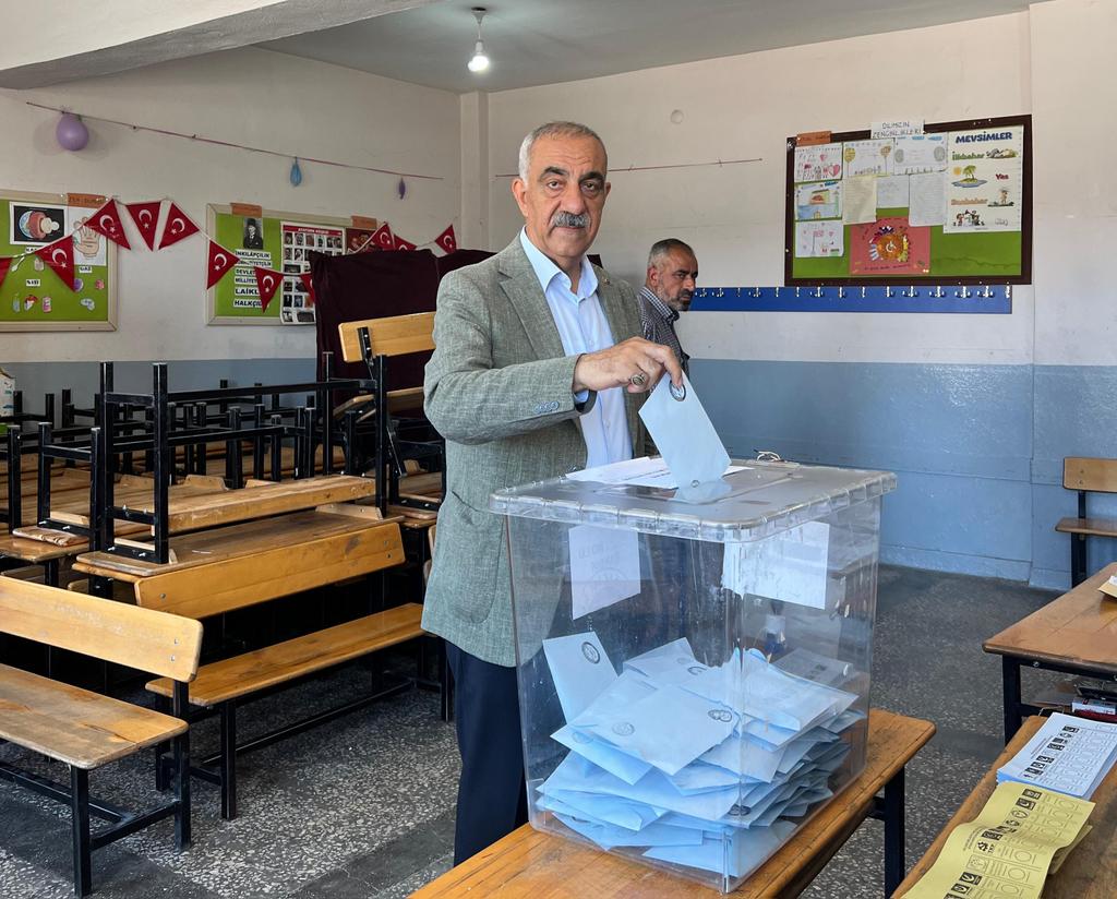 Hilvan Selahaddin-i Eyyubi İlkokulu'nda oyumuzu kullandık.

Seçimlerin ilçemize hayırlı olmasını diliyorum.