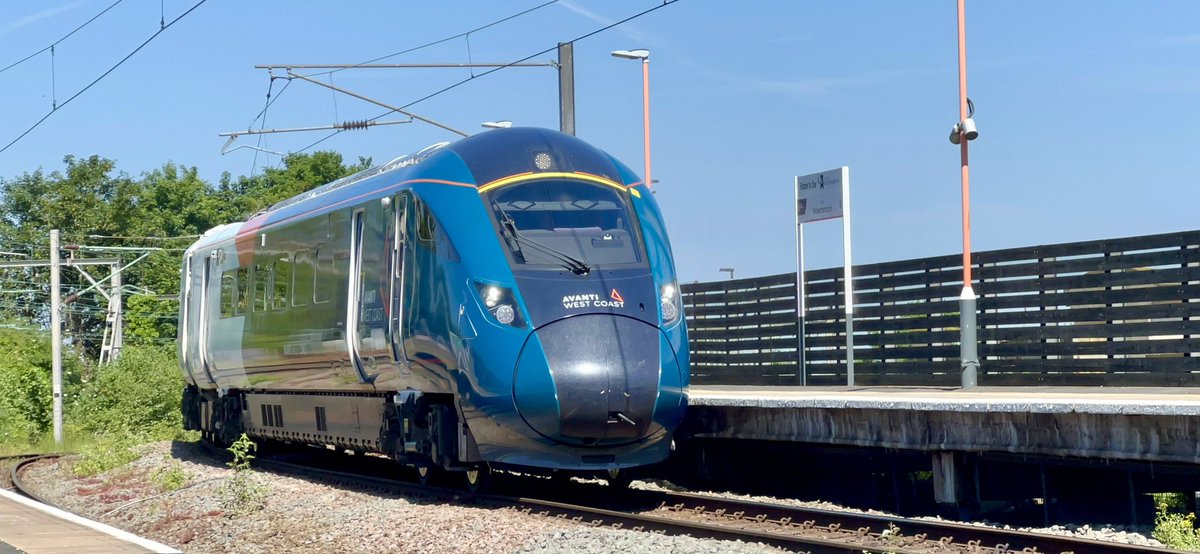 PlatformEdge1's tweet image. Me travelling on a Sunday? Never….

The first class 805 (805005) arrives into Wolverhampton to operate the 11:15 to London Euston #Class805