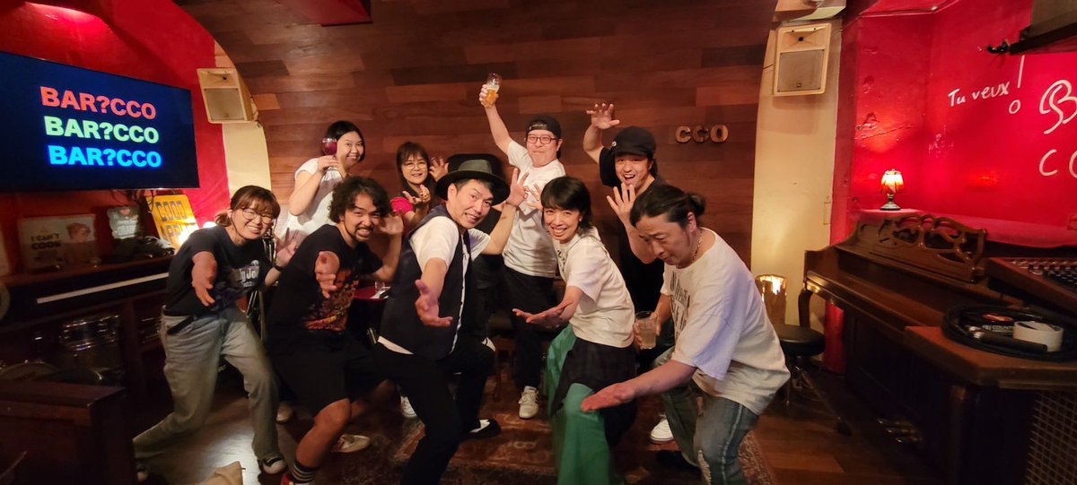 hassyvoice's tweet photo. いやー、楽しすぎた‼️😆
ご来場いただいた皆様、本当にありがとうございました‼️
お客様も、アーティストもみんな素敵すぎ‼️ありがとう😊
#Ryuji #themoccos #mullon #Rose
#いとうかなこ #hassy #村上正芳 #yoiharu #coo #下北沢 https://t.co/zOVWZ4mAxU