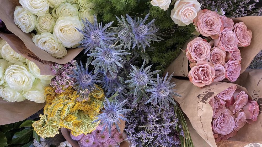 malusokay's tweet image. welcoming June with fresh flowers 💐