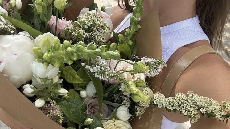 malusokay's tweet image. welcoming June with fresh flowers 💐