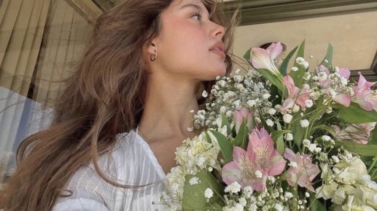 malusokay's tweet image. welcoming June with fresh flowers 💐