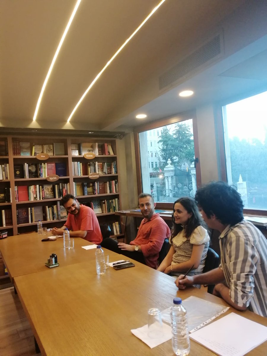 Yoğken ekibi dün gece ikinci kez okuyucularıyla buluştu.

Şairin bugünkü varlık koşulları, şiir-nesne ilişkisi, günümüz şiirinin ayırıcı vasıfları, kapitalist dünyada şiirin imkanı, şiirin ahlak ile ilişkisi gibi başlıklar önce çıktı.
Katılanlara ve İnsan Kitap'a teşekkür ederiz.