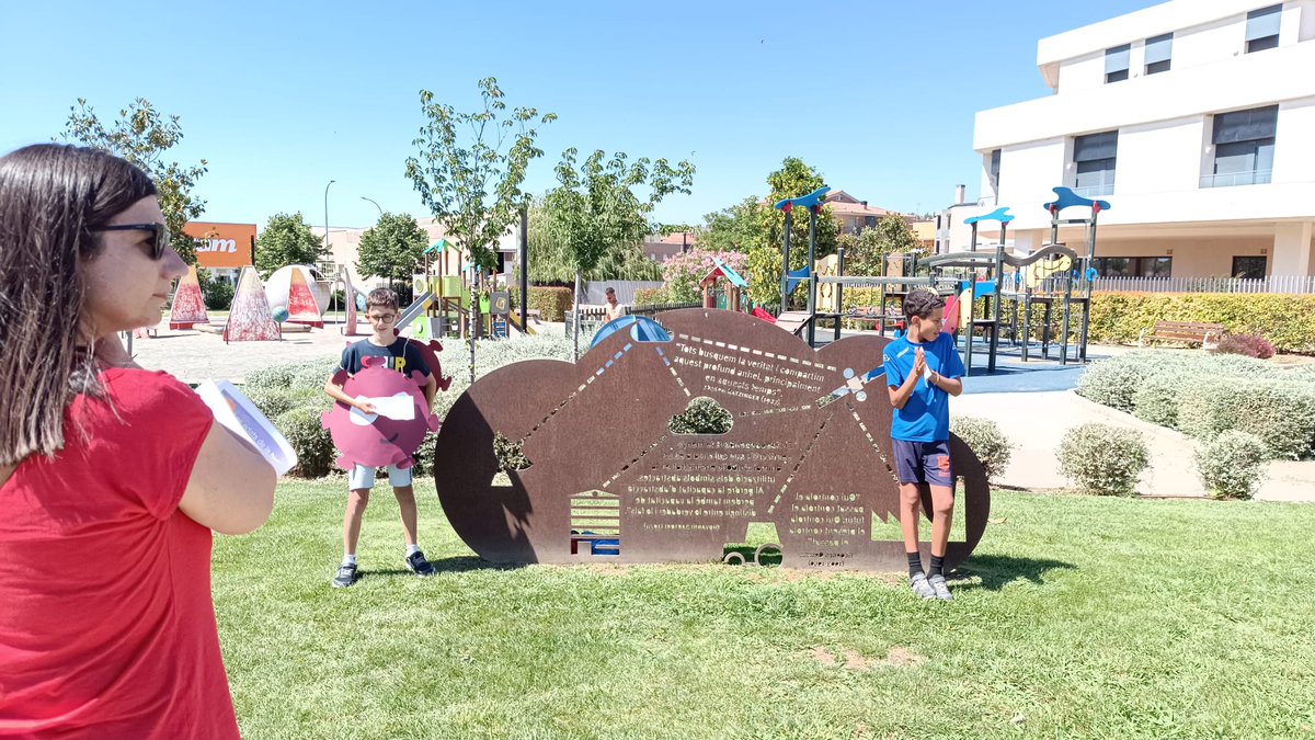 Felicitem la iniciativa de l'Escola A. Simó amb les famílies de 6è tot  aprenent del Parc Europa a través de les activitats que els hi han preparat els nens i nenes, distribuïdes per diferents temàtiques: plafons, arbres, escultures i planetes.