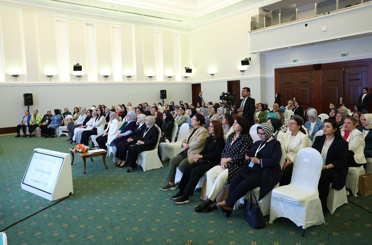 EmineErdogan's tweet photo. AK Parti’nin temelinde kadınların gücüne olan inanç vardır. 

31. İstişare ve Değerlendirme Toplantısı kapsamında AK Parti üç kademe kadın MYK, MKYK üyeleri ve kadın milletvekillerimizle bir araya geldik. 

Ülkemizi yakından ilgilendiren, toplumumuzun yapı taşı aileyi güçlendirmeye yönelik konular hakkında fikir ve öneri alışverişinde bulunduk. 

Güçlü aile, güçlü toplum şiarıyla daha güçlü bir Türkiye’yi hep birlikte inşa edeceğimize inancım tam. @AKKADINGM