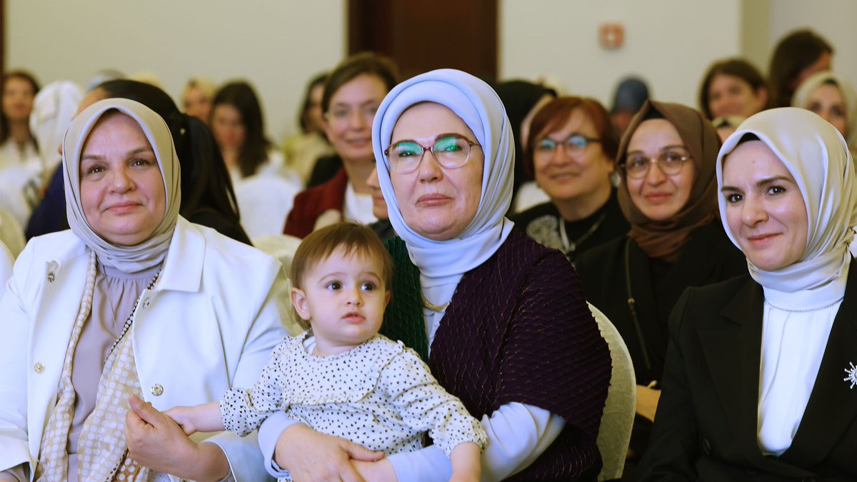 EmineErdogan's tweet photo. AK Parti’nin temelinde kadınların gücüne olan inanç vardır. 

31. İstişare ve Değerlendirme Toplantısı kapsamında AK Parti üç kademe kadın MYK, MKYK üyeleri ve kadın milletvekillerimizle bir araya geldik. 

Ülkemizi yakından ilgilendiren, toplumumuzun yapı taşı aileyi güçlendirmeye yönelik konular hakkında fikir ve öneri alışverişinde bulunduk. 

Güçlü aile, güçlü toplum şiarıyla daha güçlü bir Türkiye’yi hep birlikte inşa edeceğimize inancım tam. @AKKADINGM