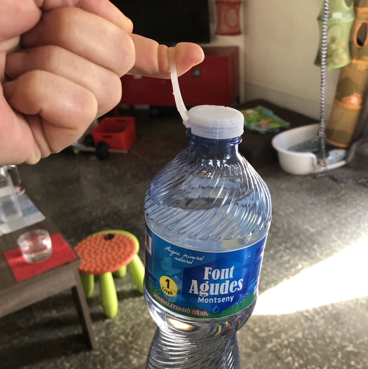 YeaTopeYeah's tweet photo. Eureka! Acabo de descobrir un nou ús pels taps d’ampolla! 🤣🤣 https://t.co/aAUSivSaYm