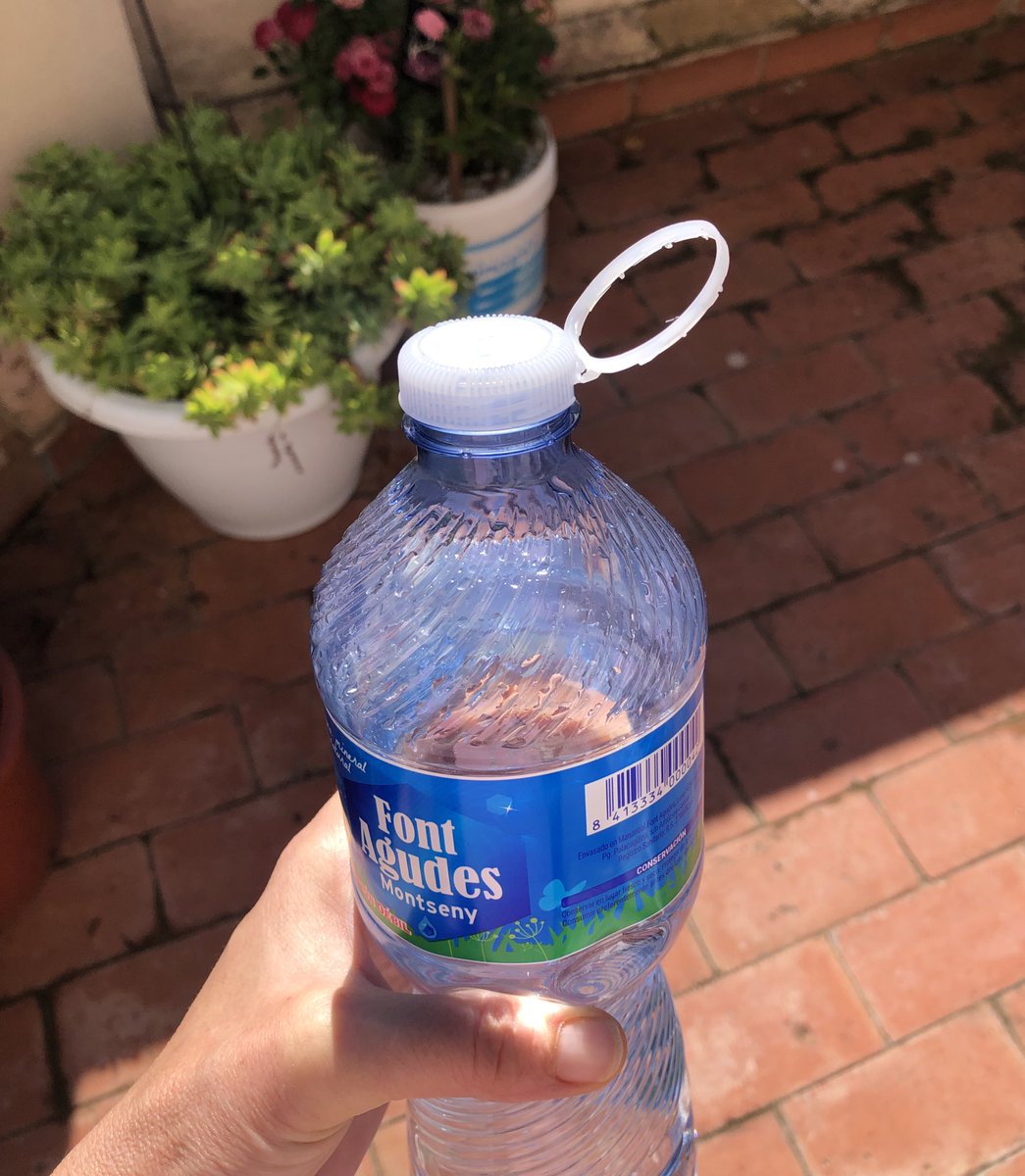 YeaTopeYeah's tweet photo. Eureka! Acabo de descobrir un nou ús pels taps d’ampolla! 🤣🤣 https://t.co/aAUSivSaYm