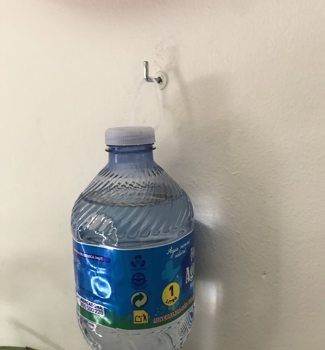 YeaTopeYeah's tweet photo. Eureka! Acabo de descobrir un nou ús pels taps d’ampolla! 🤣🤣 https://t.co/aAUSivSaYm