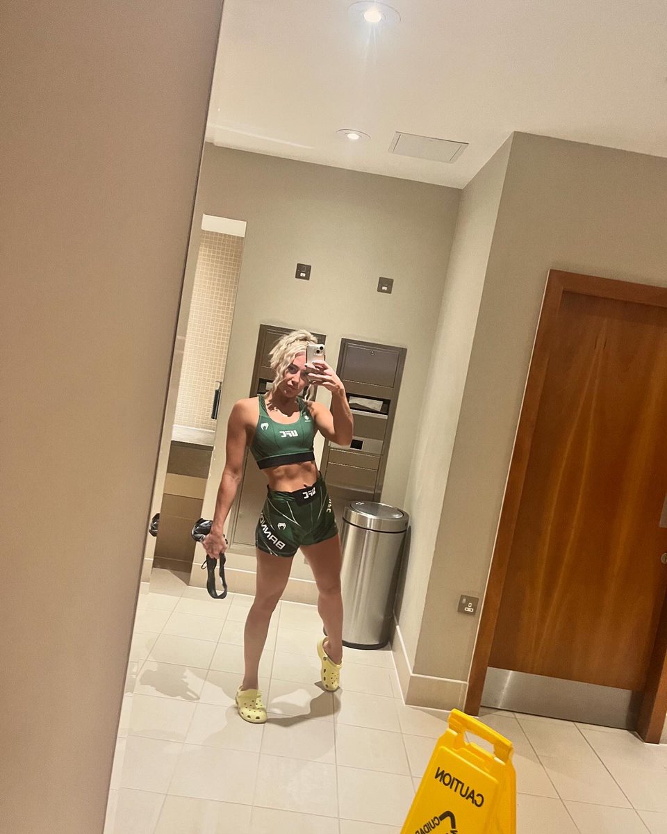 8 weeks <a href="/ufc/">UFC</a> the green kit never looked so gooooooood☘️