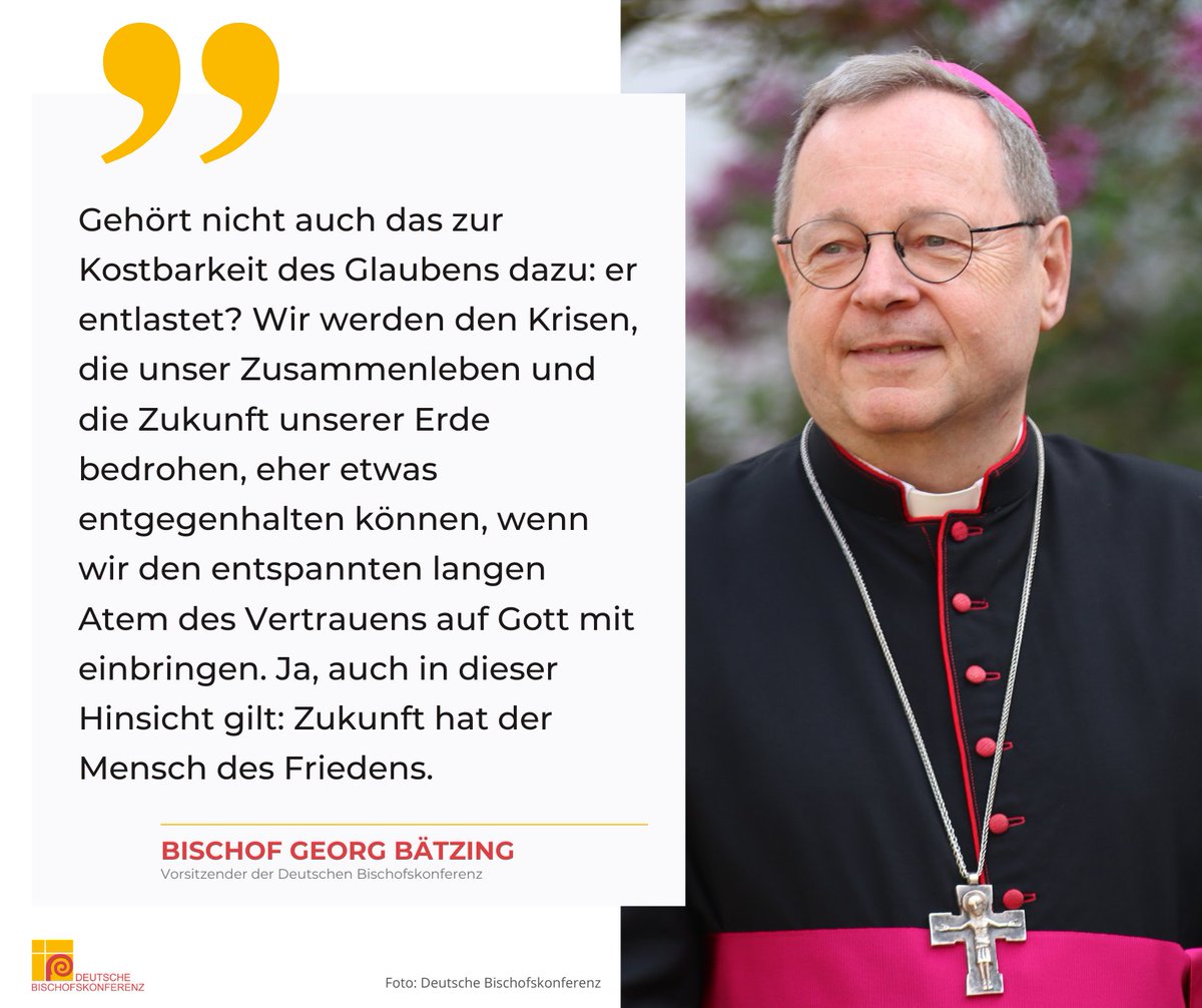 dbk_online's tweet photo. Der 103. Deutsche @katholikentag ist heute in #Erfurt mit einem #Gottesdienst zu Ende gegangen. Bischof Georg #Bätzing und Dr. Juliane #Eckstein von der Katholisch-Theologischen Fakultät der Universität #Mainz hielten gemeinsam eine #Dialogpredigt.
Sie betonten die Zerbrechlichkeit des Menschen und die Stärke des Glaubens. Es müsse auch künftig darum gehen, den Schatz des Glaubens in die Welt zu tragen. Das müsse auch gelingen, bei allen Unzulänglichkeiten, die jeder Mensch mitbringe, so wie es auch #Paulus in Damaskus erlebt habe: „Er spürt seine Unzulänglichkeit, seine Grenzen, viel Vergeblichkeit. Von den eigenen Leuten wird er in die Enge getrieben, Erfolge sind selten, Gemeinden Jesu neu zu gründen ist mühsam, Rückschläge machen ihn mürbe“, beschrieb Bischof Bätzing die Lebenserfahrungen des Apostels.
Juliane Eckstein erinnerte daran, dass der Apostel Paulus ein anderes Bild von Mission zeichne, „als das, von dem die vielen Burgen hier in der Umgebung von Erfurt zeugen. Einige waren sicher schon einmal auf der Wartburg in Eisenach. Viele sind vom Mittelalter begeistert, von den Rittern und Burgfräulein, was ich gut nachempfinden kann. Und gleichzeitig herrscht ein Riesenkontrast zwischen Paulus und mittelalterlichen Chroniken. In denen werden Ritter dafür bewundert, dass sie das Christentum mit Kraft verbreiten; mit Kühnheit, Ehrgeiz, Grausamkeit.“
Bischof Bätzing fügte hinzu, dass diese Zeiten gottlob vorbei seien: „Auch, wenn wir weniger werden: Es ist gut, dass sich Menschen heute frei für Gott und den Glauben entscheiden – oder ihren Weg anders wählen“. Es gehörte zur Kostbarkeit des Glaubens dazu, dass er entlaste: „Wir werden den Krisen, die unser Zusammenleben und die Zukunft unserer Erde bedrohen, eher etwas entgegenhalten können, wenn wir den entspannten langen Atem des Vertrauens auf Gott mit einbringen. Ja, auch in dieser Hinsicht gilt: Zukunft hat der Mensch des Friedens.“
Die ganze Dialogpredigt finden Sie auf unserer Internetseite unter https://t.co/aVUnsqcwYn
#Katholikentag #Erfurt #Kirche #Dialogpredigt