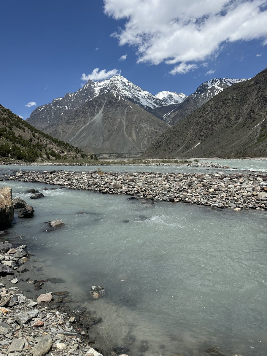 MayaramArvind's tweet photo. Yeh kis kavi ki Kalpana ka chamatkar hai,
Yeh kaun chitrakar hai…

#River #Bhaga near #Jispa 

PS: Please do not litter. Tourists are killing these places with their footprint of plastic bottles and tetrapacs https://t.co/wxGtq0ZYhW