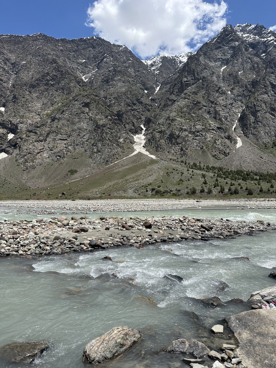 MayaramArvind's tweet photo. Yeh kis kavi ki Kalpana ka chamatkar hai,
Yeh kaun chitrakar hai…

#River #Bhaga near #Jispa 

PS: Please do not litter. Tourists are killing these places with their footprint of plastic bottles and tetrapacs https://t.co/wxGtq0ZYhW