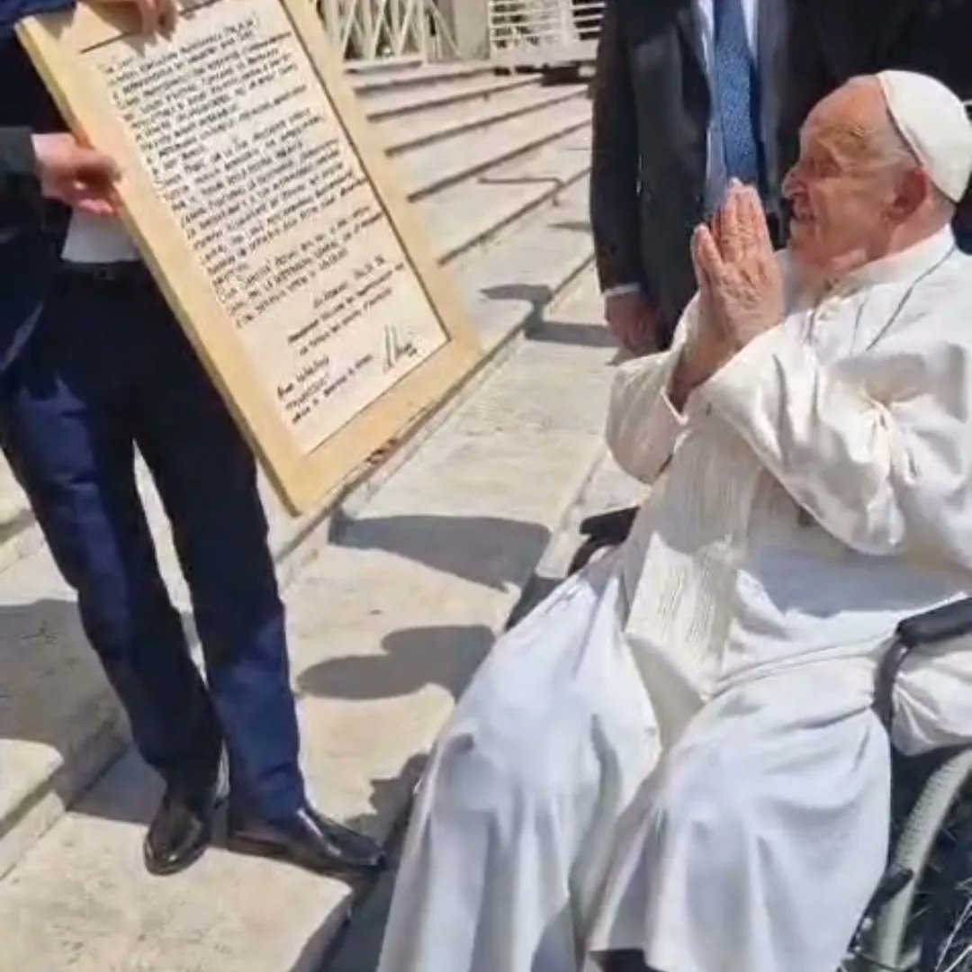 assprodida's tweet photo. Auguriamo Buona Domenica, condividendo il testo dedicato a Sua Santità #PapaFrancesco e riportato sul retro dell'opera realizzata appositamente per il Santo Padre dal maestro @digenni_art
#buonadomenica 
#professionistideldirittodautore 
#copyright 
@SIAE_Official https://t.co/aWvtlJATgp