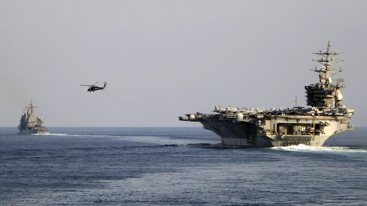 EurekaNews10's tweet photo. 🇺🇸🇾🇪 "Hay malas noticias desde el Mar Rojo y parece que los hutíes tienen razón", dijo el experto militar británico Howard Weldon a CNN.

▪️Los hutíes reivindican un doble ataque contra el portaviones estadounidense Eisenhower

Los rebeldes hutíes que controlan gran parte de Yemen atacaron hasta en dos ocasiones el emblemático portaaviones estadounidense "USS Dwight Eisenhower" en dos acciones llevadas a cabo en el mar Rojo, informaron los propios rebeldes en su canal de Telegram.
Los ataques contra el portaaviones se habrían llevado a cabo el 31 de mayo y 1 de junio en respuesta a una veintena de ataques aéreos de las Fuerzas Armadas estadounidenses y británicas contra posiciones y edificios civiles en Saná, la capital de Yemen, y las provincias de Sanaa, Hodeidah y Taiz, controladas por los hutíes.

"Como parte de la respuesta a la agresión estadounidense-británica y continuando con la defensa de la causa del pueblo palestino, la fuerza de misiles y la fuerza naval de las Fuerzas Armadas yemeníes llevaron a cabo una operación militar conjunta dirigida contra el portaaviones estadounidense Eisenhower en el mar Rojo", señalaron los hutíes en un comunicado.

"La operación se ejecutó con varios misiles balísticos y de crucero, y el ataque fue preciso y directo, gracias a Dios", añadieron.
En otra comunicación difundida el 1 de junio, los hutíes señalaron que volvieron a atacar el "USS Dwight Eisenhower", además de a un destructor de la Armada estadounidense y otros tres barcos comerciales que intentaban cruzar el mar Rojo y violar la prohibición que el grupo ha puesto a embarcaciones que se dirijan a Israel o comercien con el Estado hebreo en lo que han dicho es una acción de solidaridad con el pueblo palestino de la Franja de Gaza.

"La primera operación tuvo como objetivo el portaaviones estadounidense Eisenhower, al norte del mar Rojo, con varios misiles y aviones no tripulados, lo que constituye la segunda operación de ataque contra el portaaviones en las últimas 24 horas", se afirma en el comunicado.

De acuerdo con el reporte de los hutíes, la segunda operación tuvo como objetivo un destructor estadounidense en el mar Rojo mediante varios aviones no tripulados, que lograron alcanzarlo directamente.

Otras cuatro operaciones tuvieron como objetivo buques que pertenecen a empresas que violaron la decisión de prohibir la entrada en los puertos de la palestina ocupada, incluido el buque MAINA que ha sido objetivo dos veces en el mar Rojo y también en el mar Arábigo", dijeron los hutíes.

También fueron atacadas las embarcaciones Aloraiq en el Océano Índico y el buque Abliani en el mar Rojo.

"Las Fuerzas Armadas yemeníes siguen llevando a cabo sus operaciones militares en apoyo y solidaridad con el pueblo palestino oprimido, y para hacer frente a la agresión estadounidense-británica contra nuestro país, que viene en apoyo del enemigo israelí-sionista para continuar los crímenes y la agresión contra el pueblo palestino en la Franja de Gaza, y las operaciones continuarán hasta que cese la agresión y se levante el asedio a Gaza", concluyeron.

Ni la Marina ni el Ejército de EEUU se han pronunciado sobre los ataques a sus embarcaciones de guerra.
De acuerdo con el reporte del grupo rebelde yemení, los ataques aéreos sobre Hodeidah causaron la muerte a 16 personas y dejaron 41 heridos.

Según los hutíes, los ataques aéreos causaron daños en el edificio de la radio de Hodeidah, en el edificio de la guardia costera del puerto de Al-Salif y en varios buques comerciales del puerto.
"Esto representa un claro ataque contra objetivos civiles y una flagrante violación de todas las leyes internacionales, lo que constituye un completo crimen de guerra", dijeron los hutíes en un comunicado difundido a través de Telegram.

Sputnik