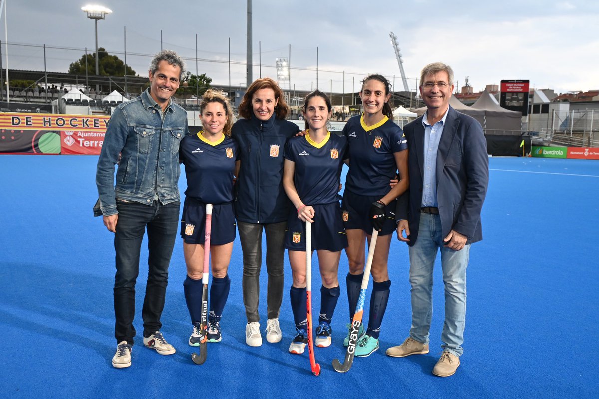 fcdehockey's tweet image. 𝐆𝐑𝐀̀𝐂𝐈𝐄𝐒, 𝐋𝐋𝐄𝐆𝐄𝐍𝐃𝐄𝐒

🏑 Georgina Oliva, Carlota Petchamé i Carola Salvatella han disputat avui el seu últim partit amb Catalunya

Exemples de dedicació i excel·lència per a tots i totes! 👏🏻

#SomFederació #EsportCat #CatalunyaJapó