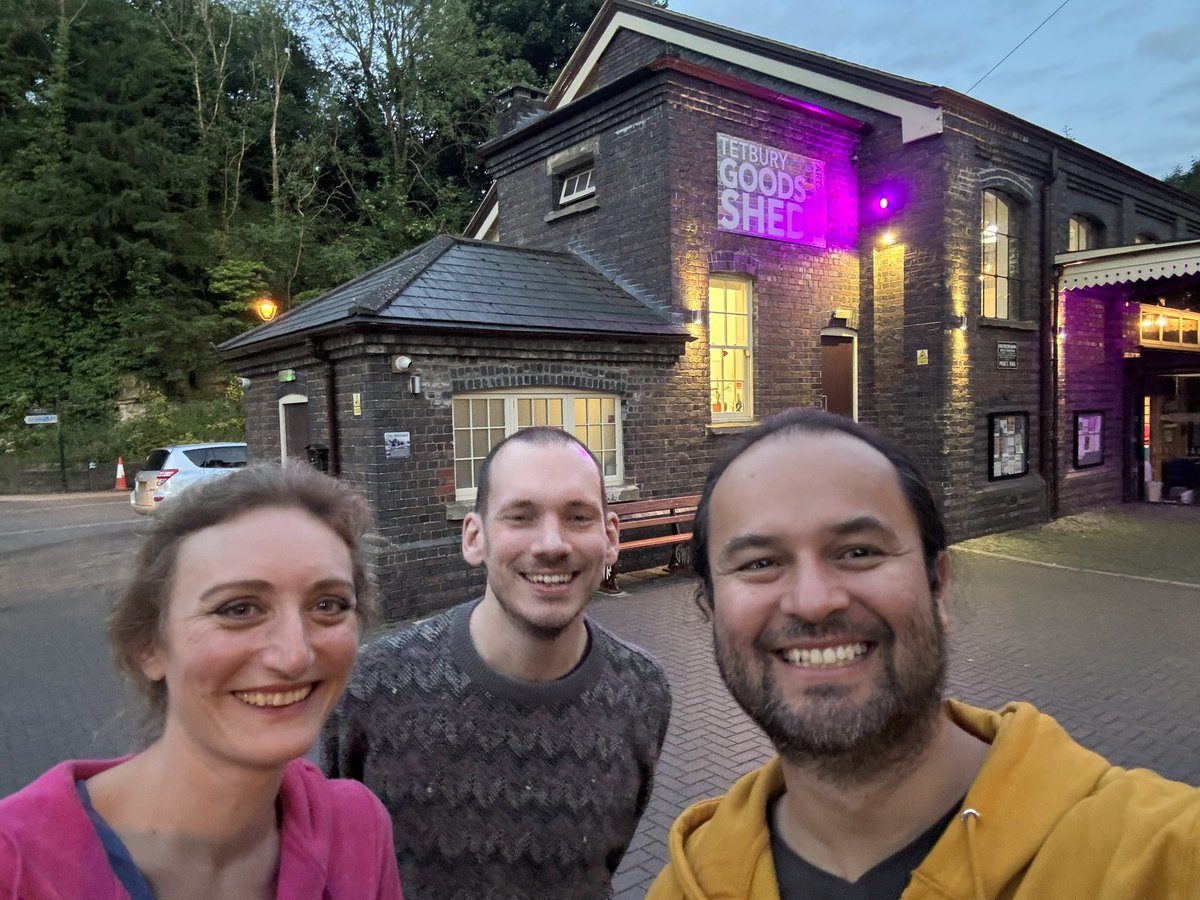 Yesterday’s fancy green room at <a href="/tetburygsp/">Tetbury Goods Shed</a>  and happy faces after a great show! 
Next one on Friday 7 June at <a href="/poundarts/">🇺🇦Pound Arts🇺🇦</a> in Corsham. See you there! 
<a href="/CarmenCoTrio/">CarmenCoTrio</a>